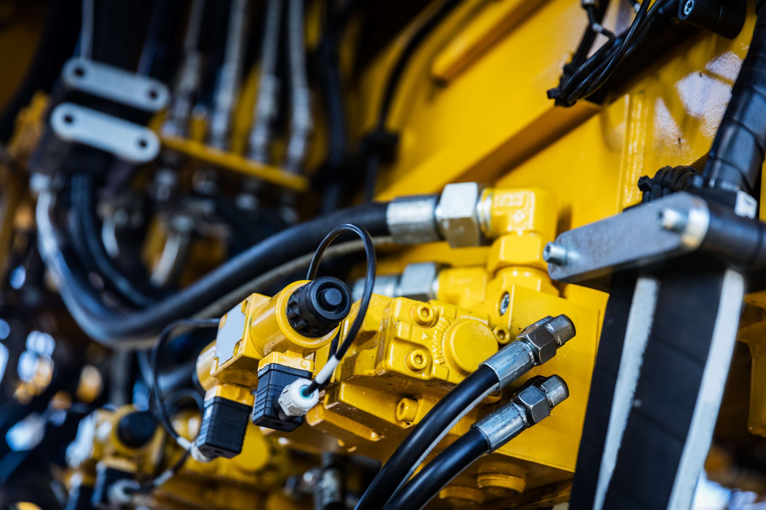 Industrial hydraulic hoses and connectors in use, showcasing hydraulic hose fittings for efficient fluid power system performance.